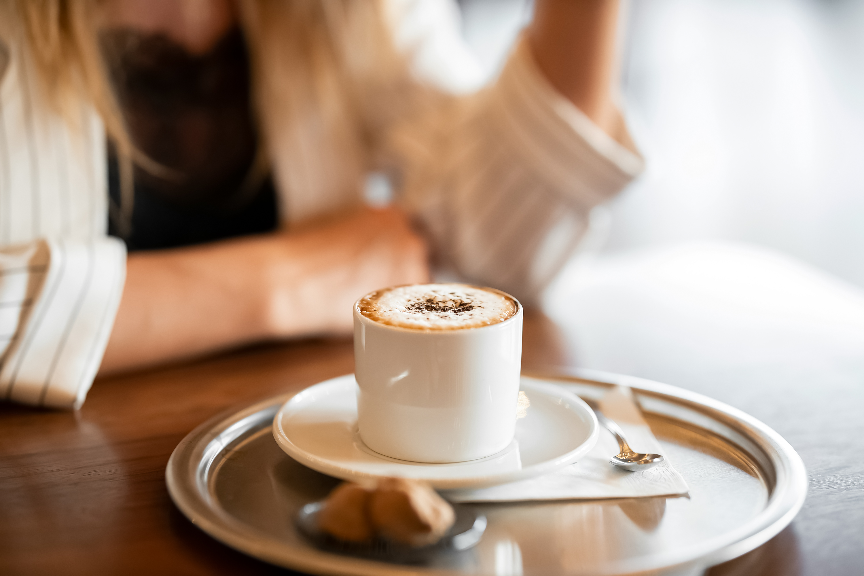 Barista pripravuje kávu v kaviarni Pražiarnička